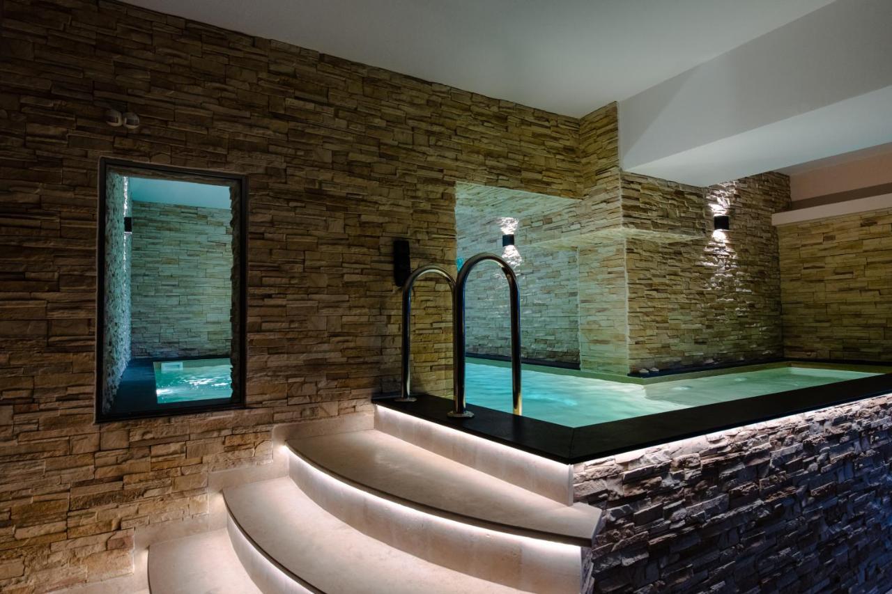 Villa Mairi - 2 Private Pools & Game Room Near Athens Szalamína Kültér fotó